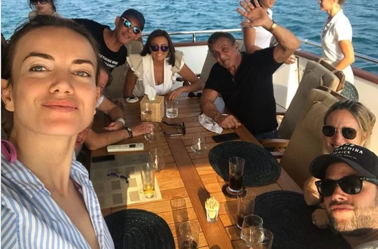 Diviso dal pugile Haxhi Krasniqi, modello albanese è visto su uno yacht con Sylvester Stallone