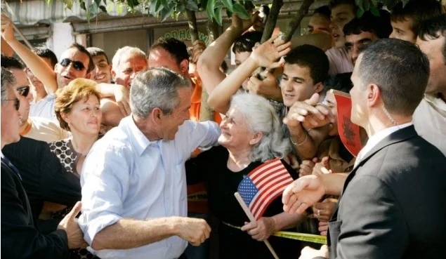 13 Jahre von Präsident Bushs Besuch in Albanien