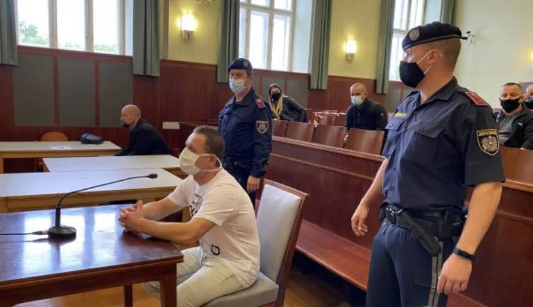 He stabbed the father-in-law and threw the boy off the stairs: sentenced to 5 years in Austria