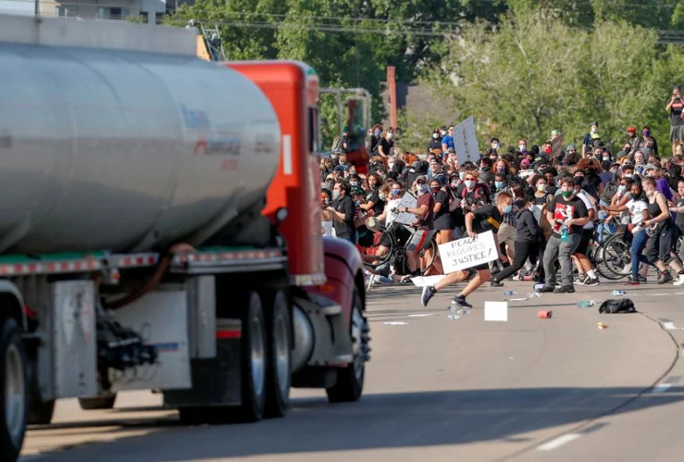 Protesters across the United States are being attacked by car drivers and armed men (Video)