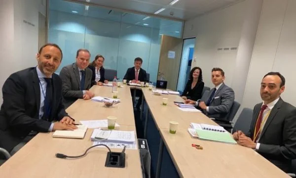 Lajcak assembla il team per la prima volta a Bruxelles, ma commette un errore postarlo su Twitter