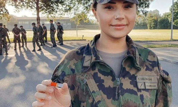 Kosovar está decorado por el Ejército de Suiza