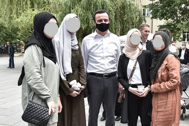 Nach dem Kuss des Beins läuft ein weiteres Bild von Kurt soziale Netzwerke