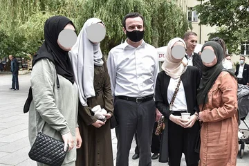 Après le baiser de la jambe, une autre photo de Kurt dirige les réseaux sociaux