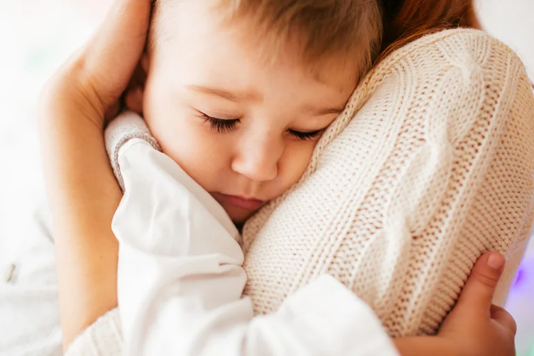 The secret is just a hug; the importance of this action on children will surprise you