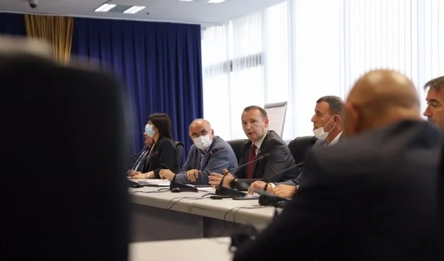 Minister Zemaj diskutiert mit Bürgermeistern für COVID-19