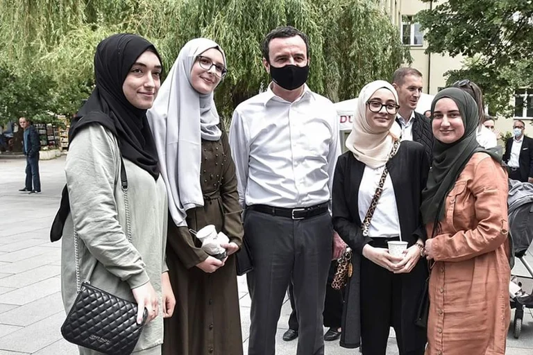 Valon Syla asks the hojaries: Is the Muslim woman covered to take pictures with a man or a politician?