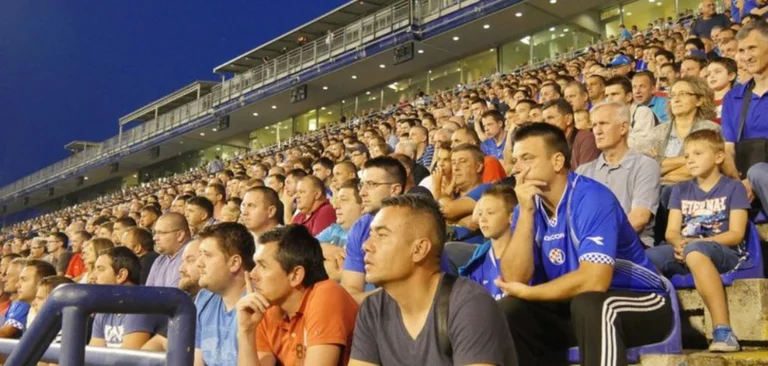 Dieses Land verabschiedet den Choreografen, gibt Fans ins Stadion zurück