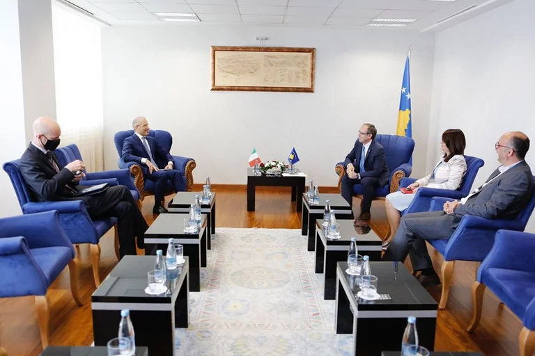 Le Premier ministre Hoti affirme avoir parlé avec Apostolova et Orandon sur le sujet le plus important au Kosovo