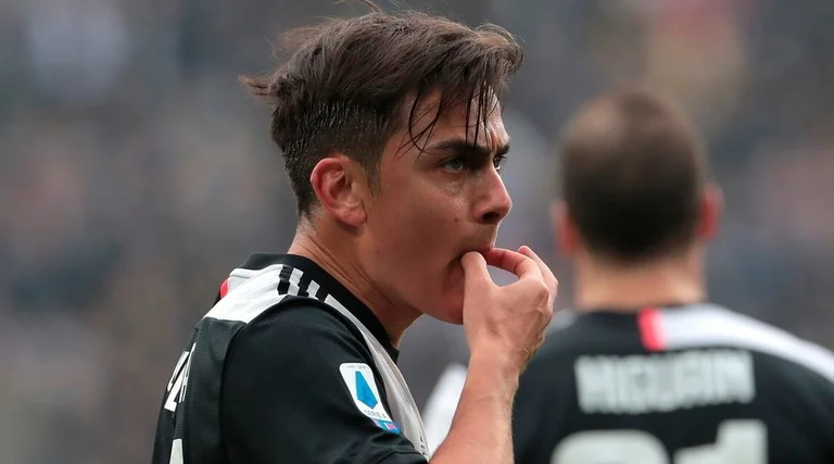 Dybala singing Liverpool's immortal anthem,“You'll Never Walk Alone” The fans go crazy