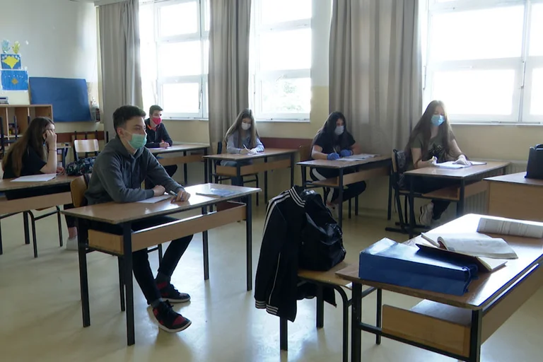 Nine-graders resume learning, equipped with gloves