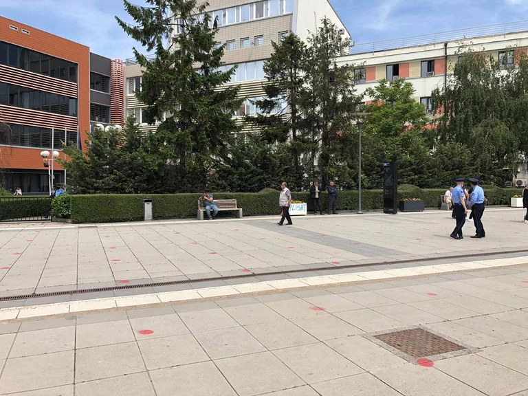 Debido al incidente de la semana pasada, más conferencia policial en la plaza