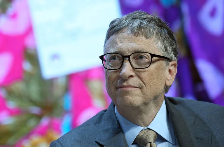 Bill Gates risponde alle voci che sta dietro l'idea di mettere microchipi nelle persone.