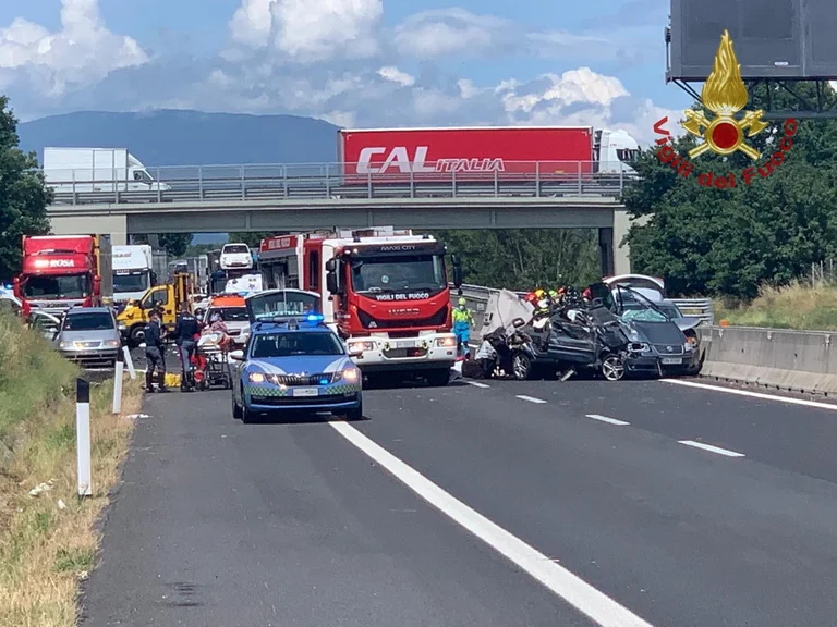 Incidente tragico in Italia: i conducenti si addormentano, muoiono 4 persone e 7 si fanno male