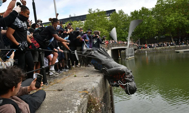 Riots in England: Protesters destroyed the statue of the slave merchant from the 17th century (Video)