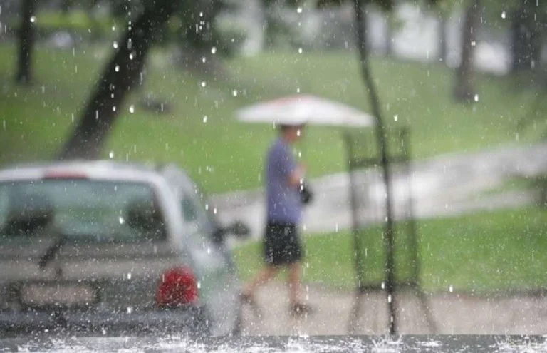 Today's rainy weather and lightning discharges