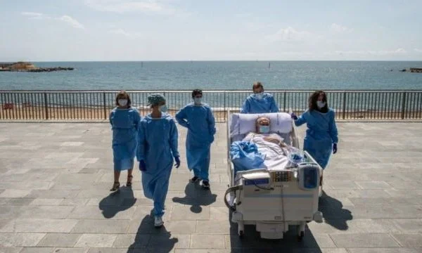 Spanische Ärzte nehmen Corleone Patienten zum Strand