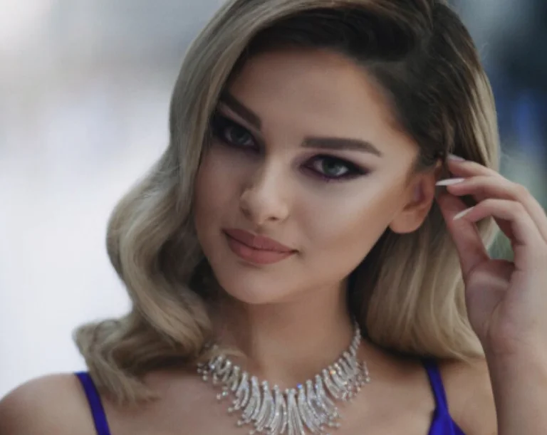Ex-Deputer's daughter leaves sexually hot pursuers speechless