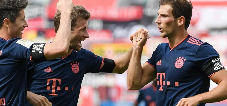 Selbst Bayern-Spieler sind mit George Floyds Fall solidarisch, das ist ihre Geste.