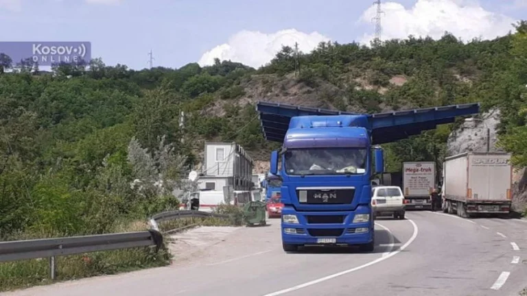Après la levée de la réciprocité, le premier camion de la Serbie entre au Kosovo