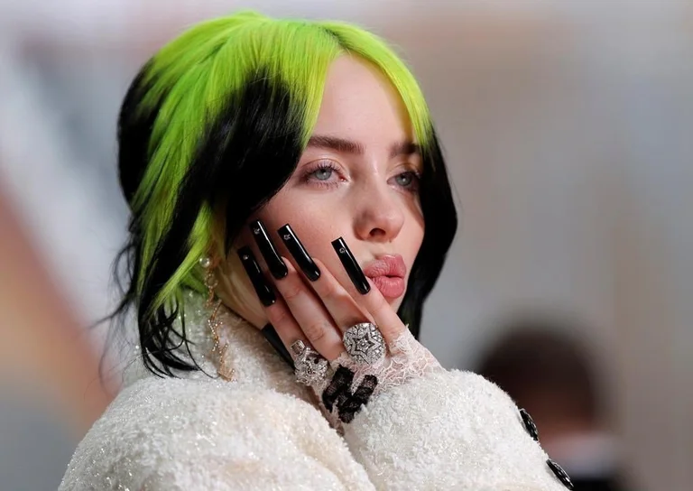 Billie Eilish tregon pse vishet gjithnjë me të gjera: ‘S’jam ndjerë kurrë e dëshiruar nga ish-at’