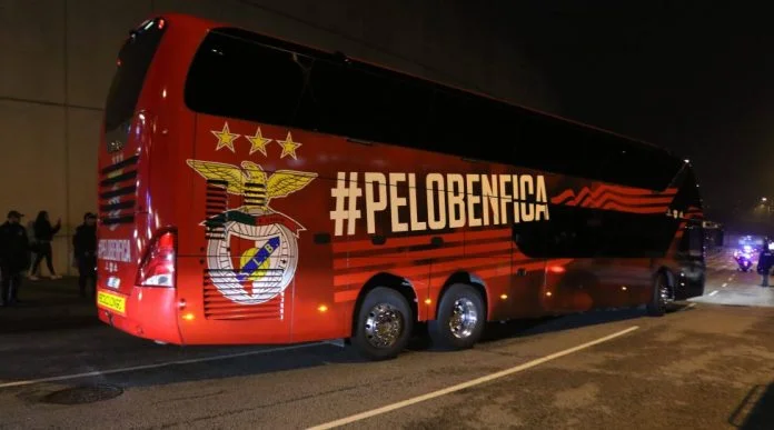 Dalin pajmet e autobusit të shkatërruar nga tifozët e Benficës, që reaguan ashpër pasi ishin pakënaqur nga barazimi