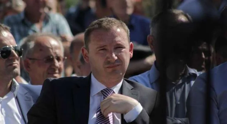Paralajmëron ministri i Shëndetësisë: Disa veprimtari mund të mbyllen për shkak të mos respektimit të distancës