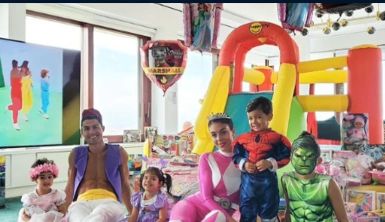 Familja e Ronaldos me festë të veçantë, ‘shndërrohen’ në personazhe të Disney-t