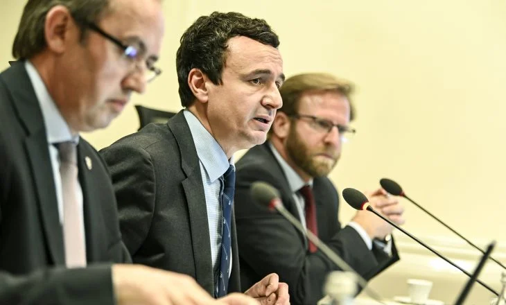 Eset Berisha dorëzon kallëzim penal ndaj Kurtit e Abazit