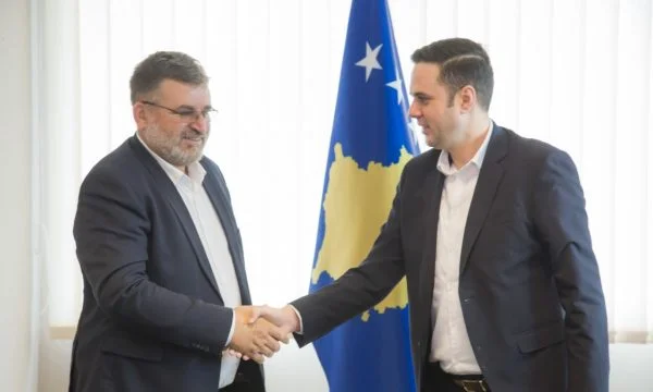 Abdixhiku ia dorëzon detyrën Blerim Kuçit