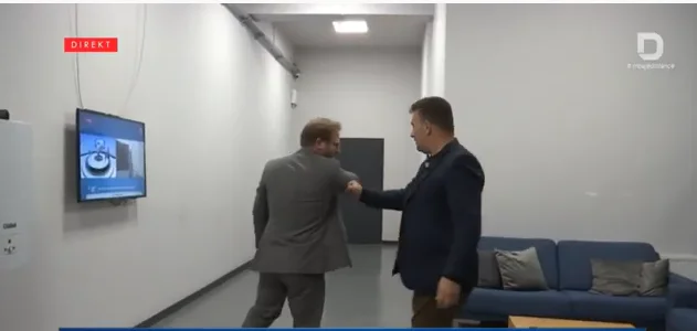 Haxhi Shala ia shtrin dorën, Haki Abazi ende i tutet koronavirusit (VIDEO)
