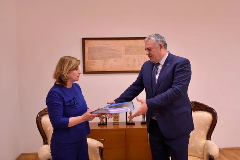 Veliu kthehet në postin nga i cili e shkarkoi Kurti: Na priftë e mbara