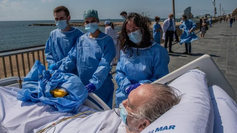 Mjekët në Barcelonë i dërgojnë në plazh pacientët me koronavirus për t’i shëruar