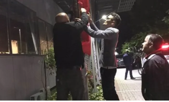 ​Studentët rivendosin flamurin e UÇK-së në objektin e Qeverisë