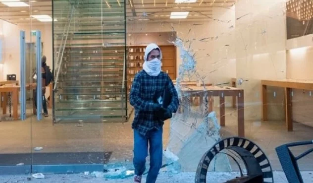 Apple kërcënon hajnat: Ne po ju ndjekim, ktheni telefonat