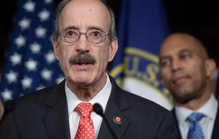 Edhe Ocasio Cortez i kthen shpinën mikut të shqiptarëve Engel pas skandalit, i jep përkrahje rivalit