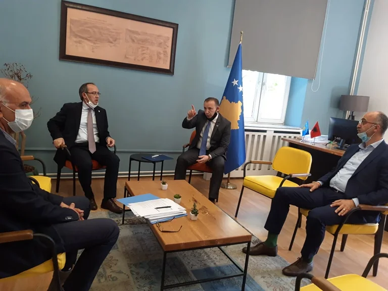 Hoti viziton ministrinë e Shëndetësisë