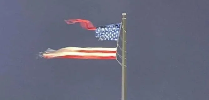 Çkyhet copë-copë flamuri më i madh amerikan në botë: Nëna Natyrë e përfshirë në veprim