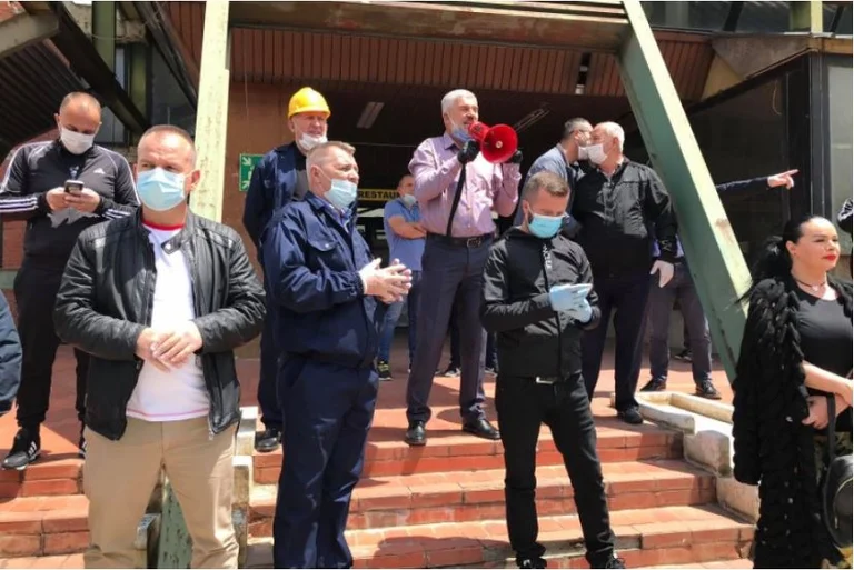 Protestë për kthimin e Njazi Thaçit në krye të KEK-ut, organizatorët shoqërohen në polici