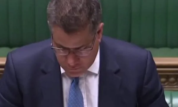 Panik në Parlamentin britank: Deputeti djersitet gjatë fjalimit, dyshohet për koronavirus