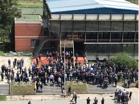 Rreth 2 500 punëtorë të KEK-ut në protestë, duan kthimin e Njazi Thaçit