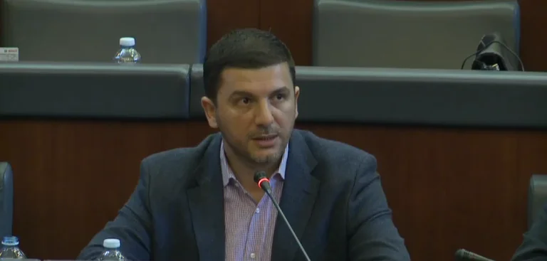 Memli Krasniqi, VV-së: Ju e shkarkuat Naser Ramadanin, si s’po u vjen keq ta përmendni