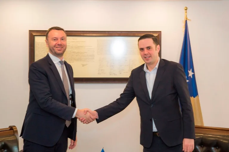 Arban Abrashi pranon detyrën e Ministrit të Infrastrukturës