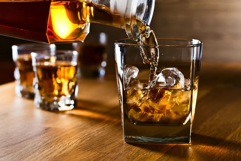 Esterogjeni i bën gratë më të rrezikuara se sa burrat nga alkooli, përballen me pasoja fatale