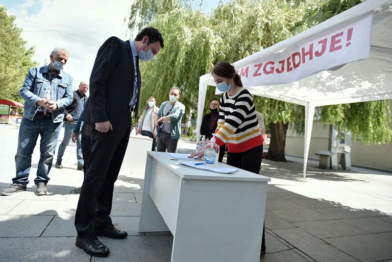 Ish kryeministri Kurti del në rrugë: Nënshkruan peticionin dhe bën thirrje për “zgjedhje”