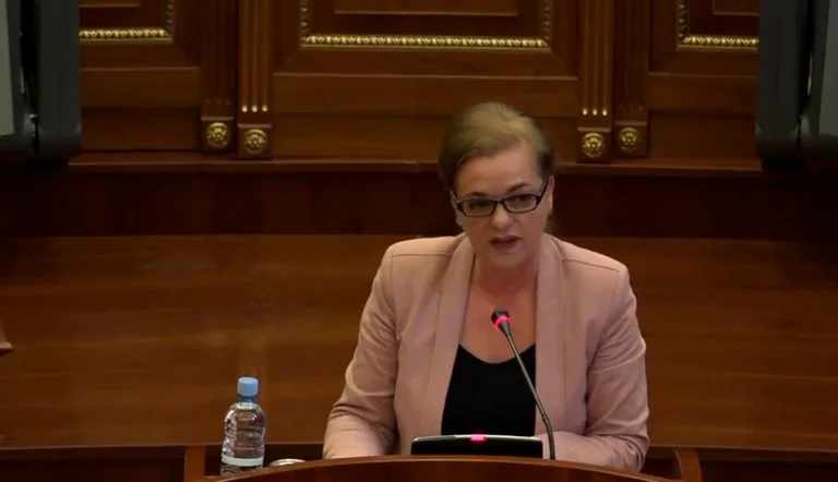 Gaxherri përgënjeshtron Vjosa Osmanin: Më herët donacionet e Serbisë ishin për serbët, jo për Kosovën
