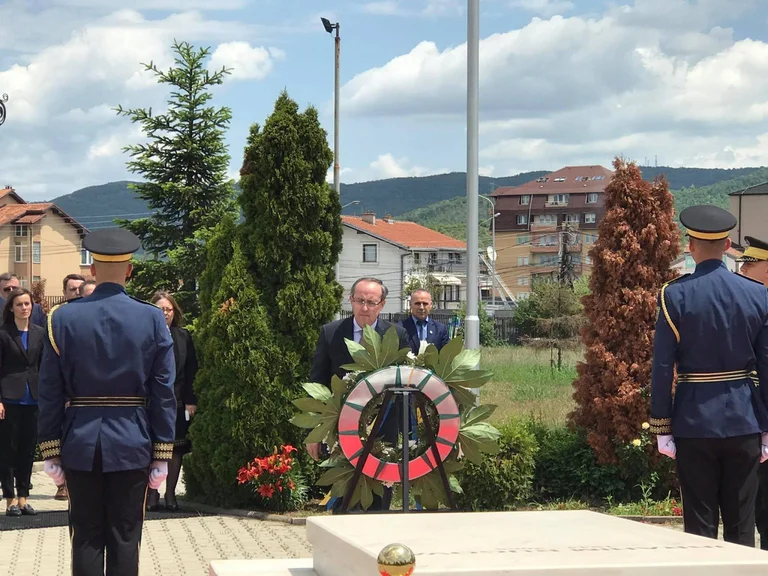 Hoti te varri i Presidentit Rugova: Nderuam themeluesin shtetit