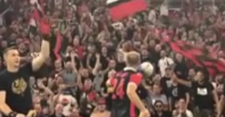 Festë e çmendur: Klubi i njohur feston me 10.000 tifozë në stadium në kohë pandemie