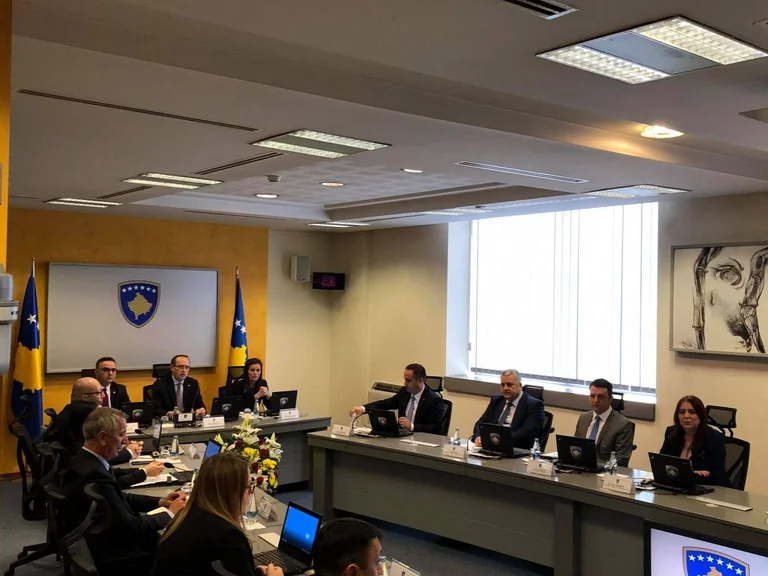 Nis mbledhja e parë e Qeverisë me Avdullah Hoti si kryeministër