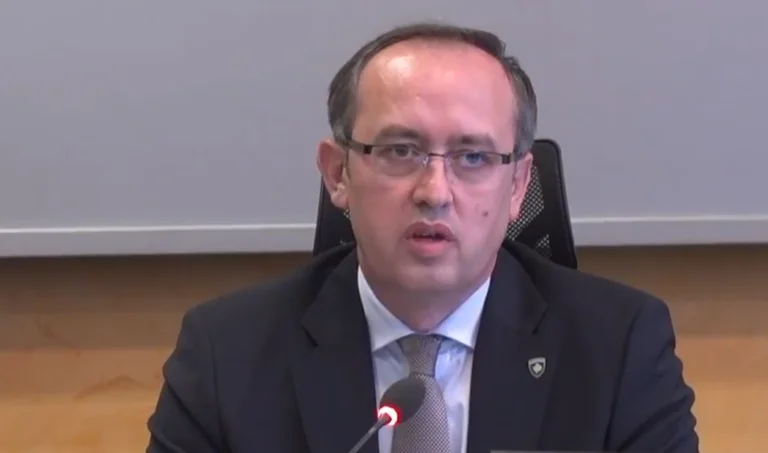 Avdullah Hoti si kryeministër mban mbledhjen e parë të ekzekutivit